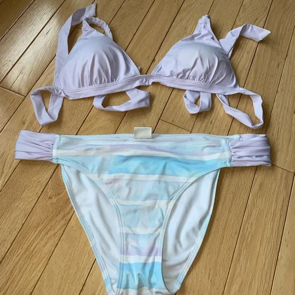 Bikini - Picture 1 of 1